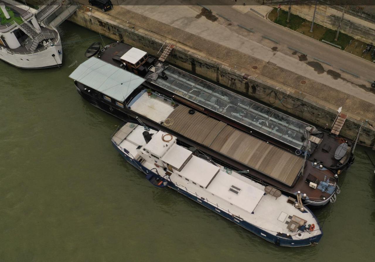 Bateau Pelican Homestay Paris